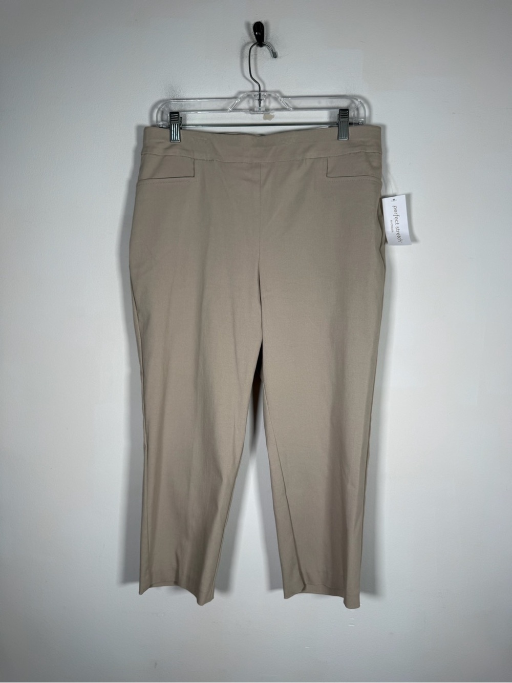 Chico’s Women’s NWT Size 1.5 (Medium) Perfect Stretch Laureen Slim Capri Bottoms